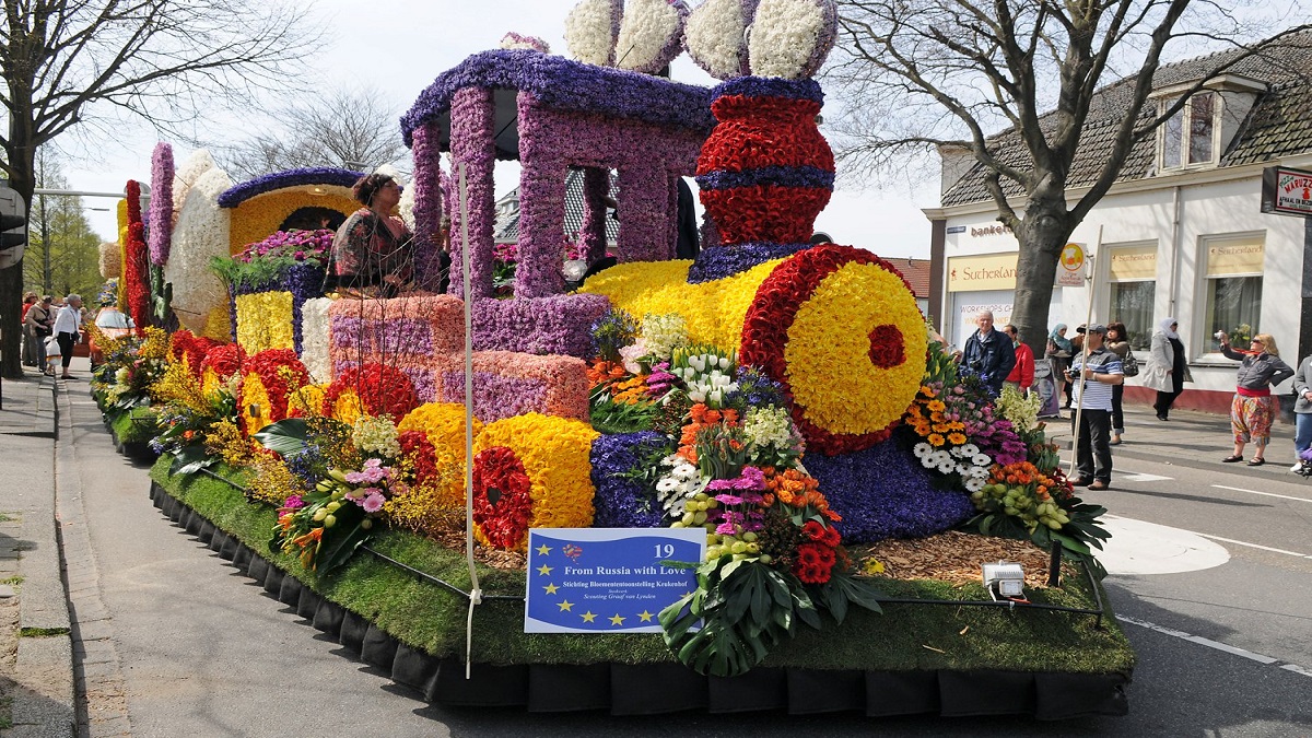 نیدر لینڈ موسم بہار کے پھولوں کی سالانہ پریڈ کا میلہ